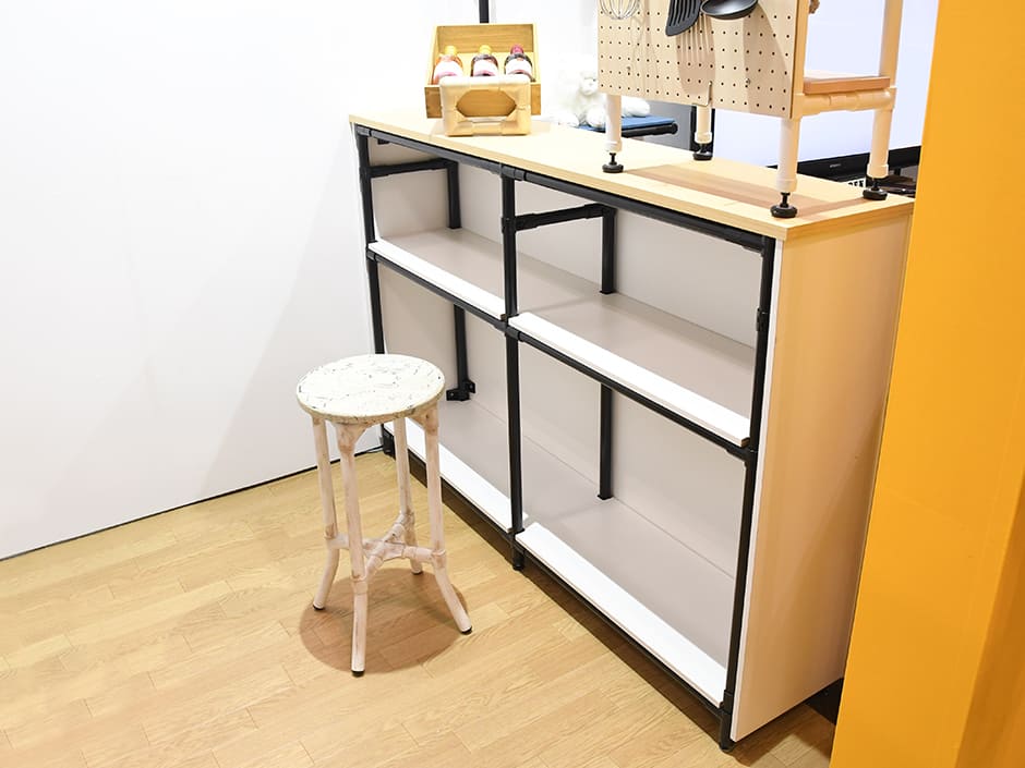 Tủ bếp làm bằng ống thép bọc nhựa